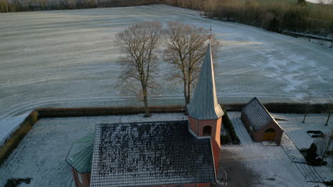 Luftaufnahme-Der-Kirche-Bei-Sonnenuntergang-Im-Winter