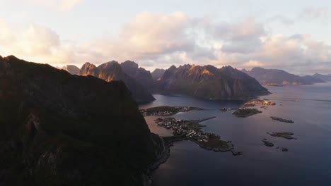 Luftaufnahme-Von-Reine,-Hamnøy-Und-Reinebringen-Bei-Sonnenuntergang,-Goldene-Stunde,-Lofoten-Inseln,-Norwegen
