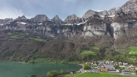 Ciudad-De-Walenstadt-A-Orillas-Del-Lago-Walensee-Debajo-De-Los-Picos-De-Las-Montañas-Churfirsten-En-Suiza