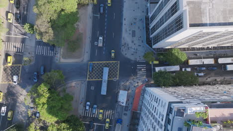 Imágenes-Aéreas-Aceleradas-De-Arriba-Hacia-Abajo-De-Una-Intersección-De-Tráfico-En-La-Playa-De-Botafogo-En-Río-De-Janeiro