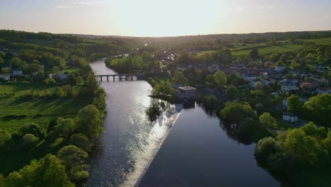 Dorf-Saint-Victurnien-Und-Brücke-über-Den-Fluss-Vienne-Bei-Sonnenuntergang,-Nouvelle-Aquitaine-In-Frankreich