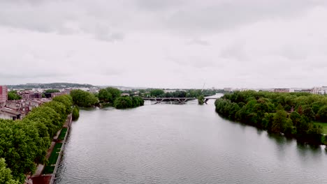 Expansive-aerial-view-of-Toulouse-cityscape-along-the-Garonne-River,-France