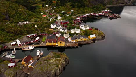 Inclinación-Aérea,-Dejando-El-Hermoso-Pueblo-Pesquero-De-Å-En-Las-Islas-Lofoten,-Noruega