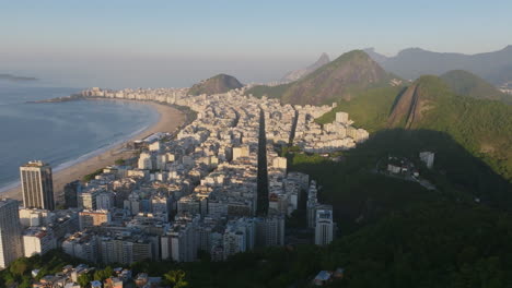 Breite-Luftaufnahmen-In-Rio-De-Janeiro-Während-Des-Sonnenaufgangs-Der-Copacabana,-Das-Ist-Es-Strand-Mit-R