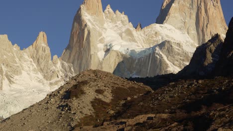 Schneebedeckte-Gipfel-Des-Mount-Fitz-Roy-In-Patagonien-Vor-Einem-Klaren-Blauen-Himmel,-Nahaufnahme