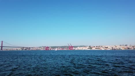 Vídeo-Panorámico-En-Timelapse-Con-La-Vista-Del-Puente-25-De-Abril-Y-El-Horizonte-De-Lisboa-A-Través-Del-Río-Tajo-Desde-Cacilhas-En-Portugal