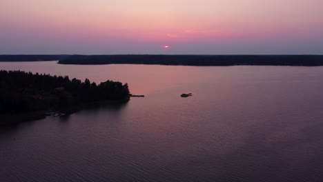 Malerische-Aussicht-Auf-Den-Stockholmer-Archipel-In-Schweden-Bei-Sonnenuntergang-Im-Sommer,-Weite-Luftaufnahme