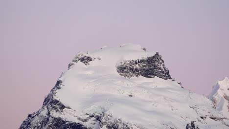Schneebedeckter-Gipfel-Des-Cerro-Solo,-Getaucht-In-Sanftes-Morgenlicht-In-Patagonien