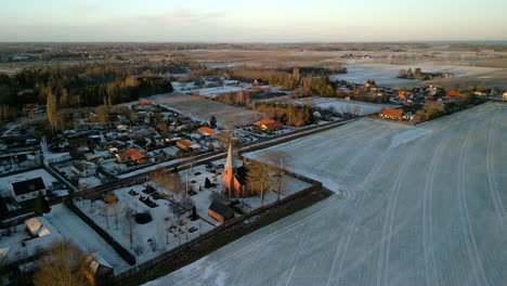 Luftaufnahme-Der-Kirche-Bei-Sonnenuntergang-Im-Winter