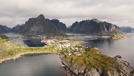 Luftaufnahme-Zeigt-Die-Wunderschöne-Stadt-Reine-Im-Sonnenlicht,-Lofoten-Inseln,-Norwegen