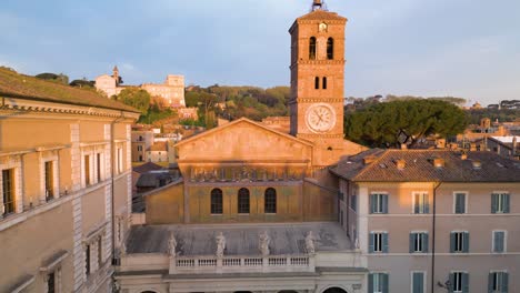 Filmische-Aufnahme-Aus-Der-Luft-über-Der-Basilika-Santa-Maria-In-Trastevere