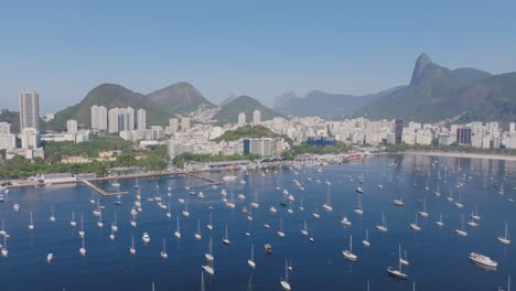 Luftüberflug-Von-Verankerten-Segelbooten-In-Der-Bucht-Von-Botafogo-Mit-Der-Stadt-Im-Hintergrund-In-Rio-De-Janeiro,-Brasilien