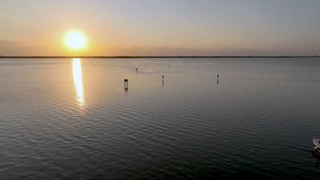 Boot-Fährt-Bei-Sonnenaufgang-Aus,-Marina-Von-Melbourne,-Florida