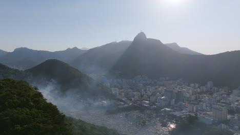 Imágenes-Aéreas-De-Botafogo-Y-Río-De-Janeiro,-Brasil,-Con-La-Neblina-De-Un-Incendio-Que-Dificulta-Ver-La-Estatua-Del-Cristo-Redentor.