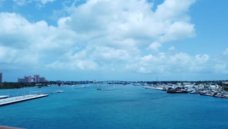 Zeitraffer-Des-Hafens-Von-Nassau-Vom-Heck-Eines-Kreuzfahrtschiffs
