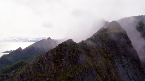 Luftaufnahme-Von-Reinebringen-In-Den-Wolken,-Reine,-Lofoten-Inseln,-Norwegen