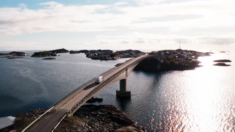 Luftaufnahme-Eines-Weißen-Wohnmobils,-Das-über-Eine-Brücke-In-Henningsvær-Auf-Den-Lofoten-Inseln,-Norwegen-Ankommt