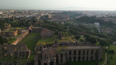 Increíble-Vista-Aérea-De-La-Colina-Palatina,-Coliseo-Romano---Toma-Cinematográfica-De-Drones