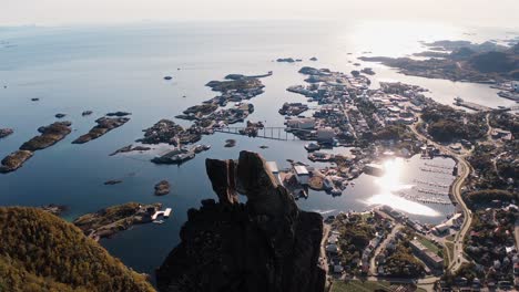 Wunderschöne-Luftaufnahme-Von-Svolvær-Mit-Svolværgeita-Im-Vordergrund,-An-Einem-Sonnigen-Tag,-Lofoten-Inseln,-Norwegen