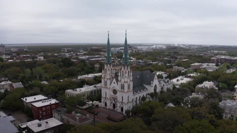 Toma-Aérea-De-Primer-Plano-Descendente-De-La-Histórica-Basílica-Catedral-De-San-Juan-Bautista-En-Savannah,-Georgia