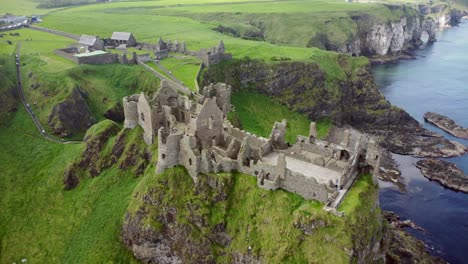 Luftaufnahme-Von-Dunluce-Castle-In-Bushmills-An-Der-Nordküste-Der-Grafschaft-Antrim-In-Nordirland