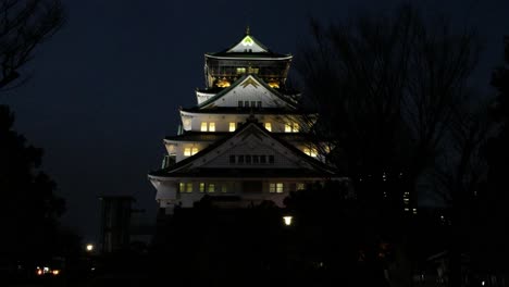 Nachts-An-Den-Steinmauern-Der-Burgen-Von-Osaka:-Entdecken-Sie-Das-Japanische-Erbe,-Friedliche-Dunkelheit-Und-Alte-Edo-Architektur,-Eine-Alte-Samurai-Festung,-Einen-Shinto-Tempel-Und-Ein-Kunstmuseum-In-4K-30 fps