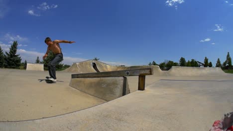 El-Hombre-Hace-Un-Grind-En-Su-Patineta-Por-Un-Riel