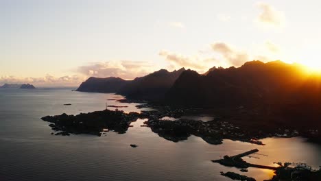 Wunderschöne-Goldene-Stunde-Luftaufnahme-Von-Moskenes-Bei-Sonnenuntergang,-Lofoten-Inseln,-Norwegen