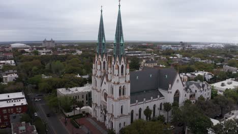 Aerial-wide-panning-shot-of-the-historic-Cathedral-Basilica-of-Saint-John-the-Baptist-in-Savannah,-Georgia