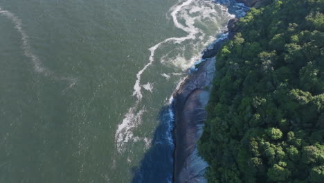 Luftaufnahmen-Vom-Flug-über-Die-Gewässer-Des-Atlantischen-Ozeans,-Die-An-Die-Felsen-Außerhalb-Der-Stadt-Rio-De-Janeiro-Gespült-Werden