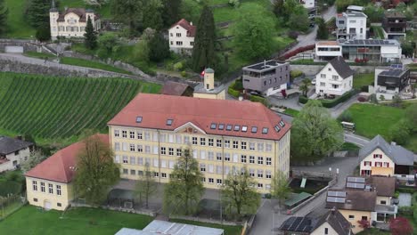 El-Horizonte-De-La-Ciudad-De-Walenstadt-Con-Un-Hermoso-Edificio-Con-Un-Asta-De-Bandera