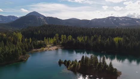 Majestätischer-Blick-Auf-Den-Flug-über-Den-Gold-Creek-Pond-Und-Den-Immergrünen-Wald-An-Einem-Tag-Mit-Blauem-Himmel-Im-Bundesstaat-Washington