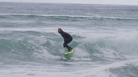Un-Talentoso-Surfista-Bombea-Su-Ola-Con-Altas-Habilidades,-Unstad-Surf-Beach,-Islas-Lofoten,-Noruega