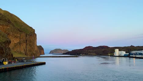 Ruhige-Szene-Des-Hafens-Von-Vestmannaeyjar-In-Island,-Weitwinkelaufnahme