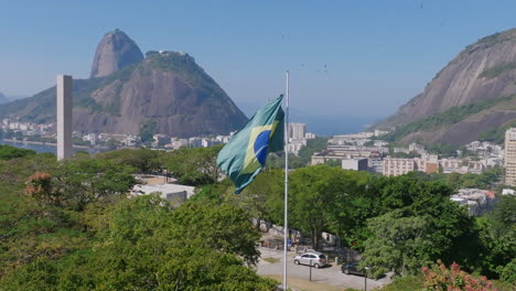 Zeitlupenaufnahmen-Der-Brasilianischen-Flagge,-Die-Im-Wind-Weht,-Mit-Dem-Zuckerhut-Im-Hintergrund