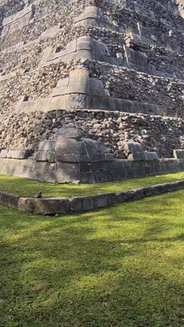Video-Vertical,-Templo-Piramidal-Principal-De-Chichén-Itzá,-Santuario-Maya-En-Un-Día-Soleado,-México