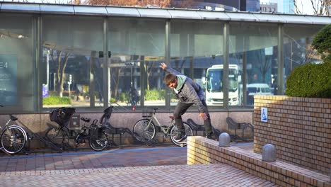 Un-Hombre-Consigue-Un-Truco-Difícil-En-Las-Calles-De-Tokio.