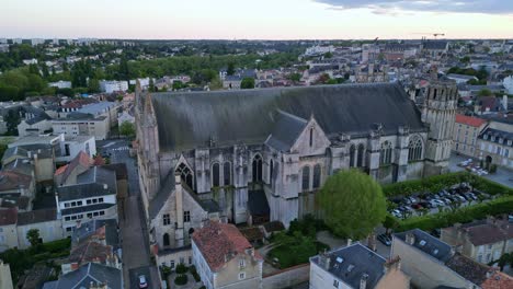 Cathedral-of-Saint-Peter-or-Pierre-at-sunset-in-Poitiers-city,-France