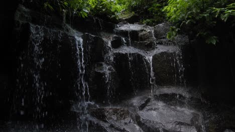 Aguas-Tranquilas-Cayendo-Sobre-Las-Rocas-De-La-Cascada-Kanto-Lampo-En-Bali,-Indonesia
