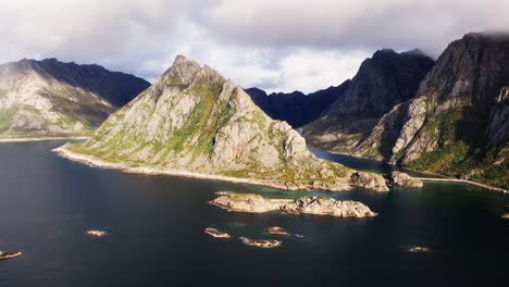 Luftumlaufbahn-Um-Den-Lofthaugen,-Mit-Einem-Erstaunlichen-Regenbogen-Im-Hintergrund,-In-Der-Nähe-Von-Henningsvær,-Lofoten-Inseln,-Norwegen