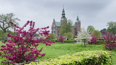 Castillo-De-Frederiksborg-De-Copenhague-Con-árboles-Coloridos-En-La-Temporada-De-Primavera-Danesa