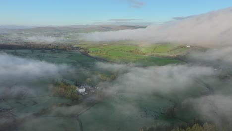 Wolken,-Dunst-Und-Nebel-Umhüllten-Die-Englische-Landschaft-Mit-Sonnenbeschienenen-Flecken-In-Der-Morgendämmerung-Im-Winter
