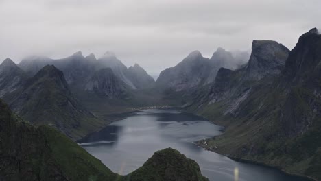 Zeitraffer-Des-Kirkefjords-Mit-Bewölkter-Atmosphäre,-Reine,-Lofoten-Inseln,-Norwegen