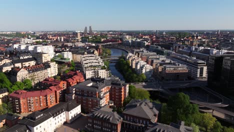 Una-Toma-Aérea-Revela-El-Canal-Klara-Sjö-En-Estocolmo,-Suecia,-En-Un-Hermoso-Día.