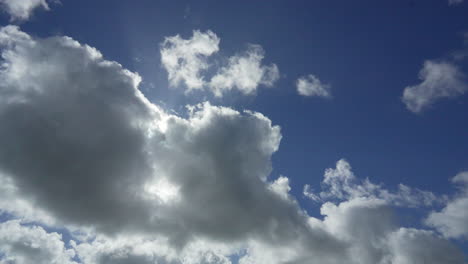 Zeitraffer-Von-Wolken-An-Einem-Blauen-Himmel