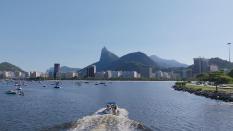 Luftaufnahmen-Von-Einem-Schnellboot,-Das-In-Die-Botafogo-Bucht-In-Rio-De-Janeiro,-Brasilien-Einfährt