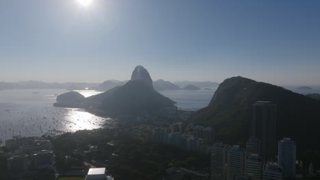 Eine-Breite-Luftaufnahme-Der-Botafogo-Bucht-In-Rio-De-Janeiro-Mit-Dem-Zuckerhut-Im-Hintergrund-Als-Silhouette