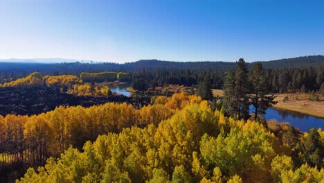 Vista-Aérea-De-Cerca-De-Una-Amplia-Revelación-Del-Paisaje-Escénico-En-El-Centro-De-Oregon