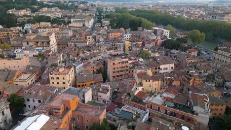 Drone-Delantero-Disparado-Sobre-El-Barrio-De-Trastevere-En-Roma,-Italia
