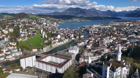 Malerische-Luftaufnahme-Von-Luzern-Mit-Seiner-Malerischen-Stadtlandschaft-Und-Den-Umliegenden-Bergen